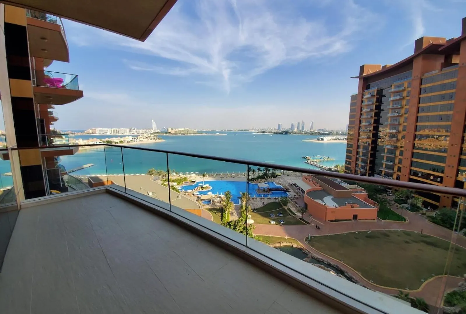 Palm Jumeirah Tiara Residence Ruby 1King And 2 Sofa Beds Dubai United Arab Emirates